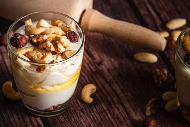 تركيبة-الزبادي-بالمكسرات-والفواكه